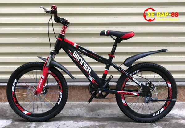 Bạn đang tìm kiếm một chiếc xe đạp trẻ em phù hợp cho con mình? Thử ngay Winner 006 của chúng tôi! Với thiết kế đẹp mắt, chất lượng tốt và giá cả hợp lý, chiếc xe đạp này chắc chắn sẽ làm hài lòng cả bạn và con cái.